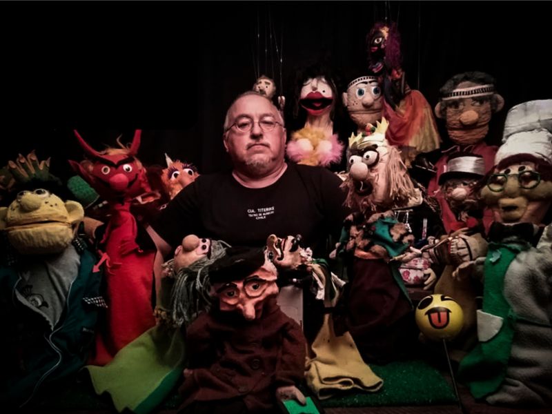 Larry Malinarich, director de la compañía chilena de teatro "Titereke"