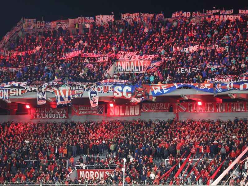 Los aficionados de Independiente (abajo) y Universidad de Chile (arriba), en el partido de vuelta de los octavos de final de la Copa Sudamericana, en el estadio Libertadores de América en Avellaneda, Buenos Aires, Argentina. Foto: EDH AFP