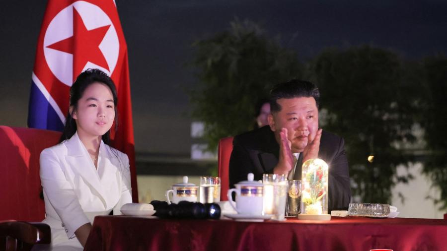 Esta fotografía tomada el 24 de junio de 2025 y publicada por la Agencia Central de Noticias Coreana (KCNA) oficial de Corea del Norte el 26 de junio de 2025 muestra al líder norcoreano Kim Jong Un (R) y su hija Kim Ju Ae (L) viendo una actuación que celebra la finalización de la zona turística costera de Wonsan Kalma en la provincia de Kangwon, Corea del Norte. Foto: AFP