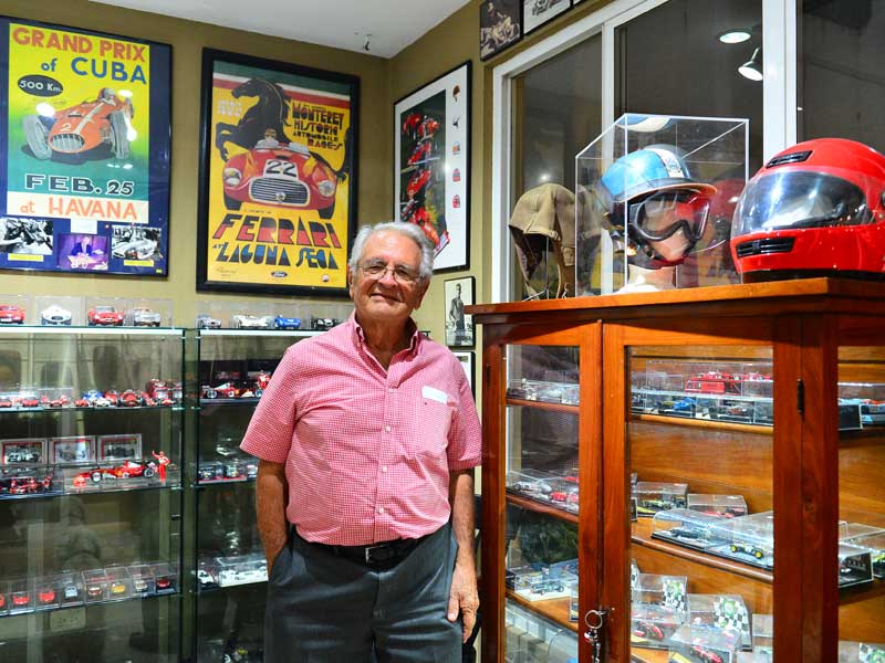 El doctor Carlos Emilio Álvarez muestra parte de su colección automovilística, una pasión desarrollada y mantenida por años. FOTOS EDH / Lissette Monterrosa