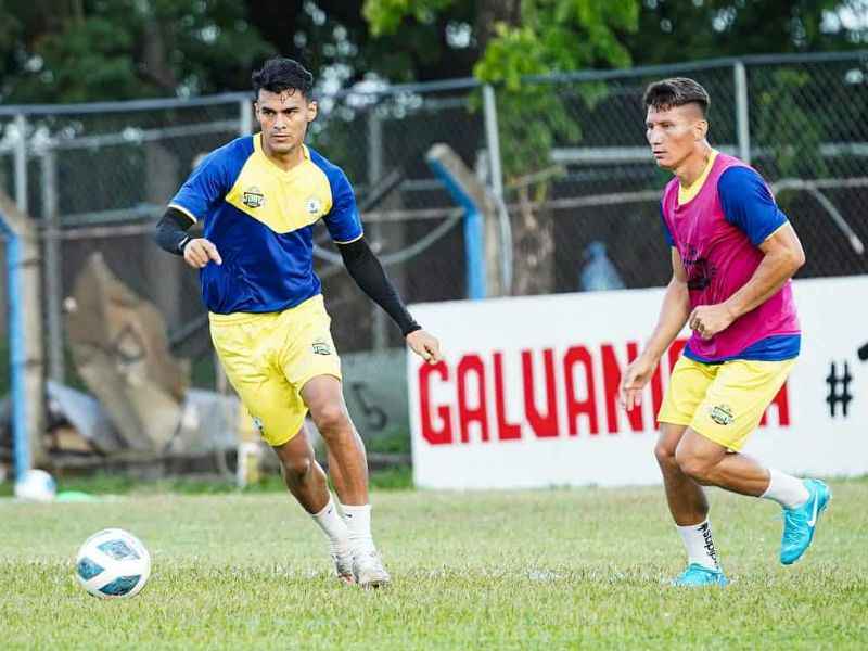 Los jugadores Fredy Espinoza (i.) y Javier Fermán, en la práctica cuchera. Foto: Cortesía M. Limeño