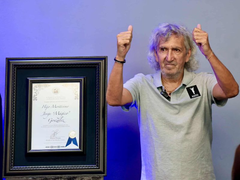 "Mágico" González fue nombrado Hijo Meritísimo de San Salvador Centro. Foto: Cortesía Indes