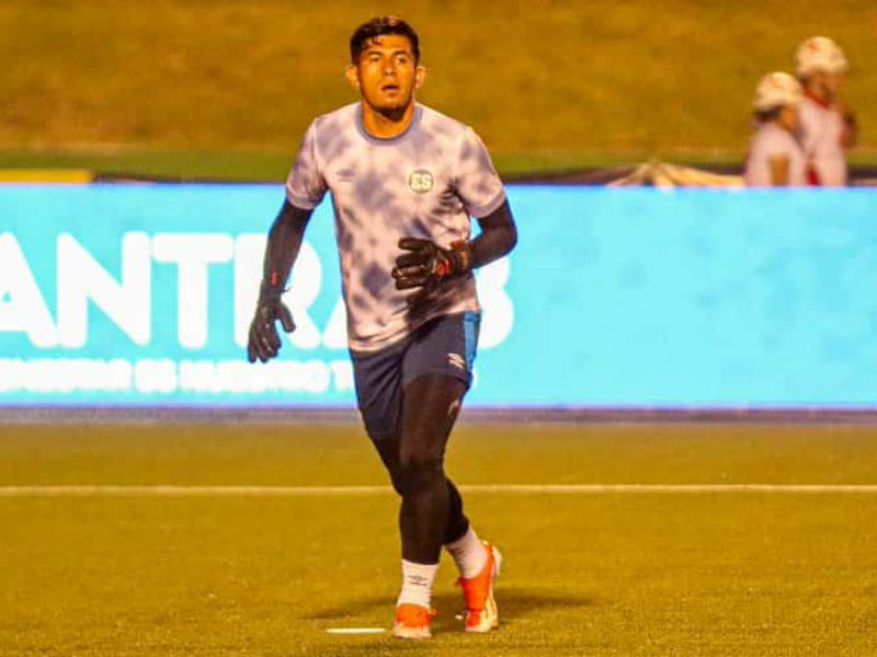 El potero Mario González, en el calentamient en el partido ante Guatemala. Foto: Cortesía Fesfut/LaSelecta