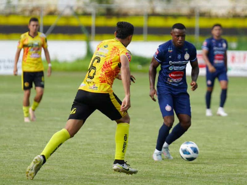 Acciones del partido entre CD Platense e Isidro Metapán. Con el balón, el caribeño Jomal Williams (d.). Foto: Cortesía Isidro Metapán