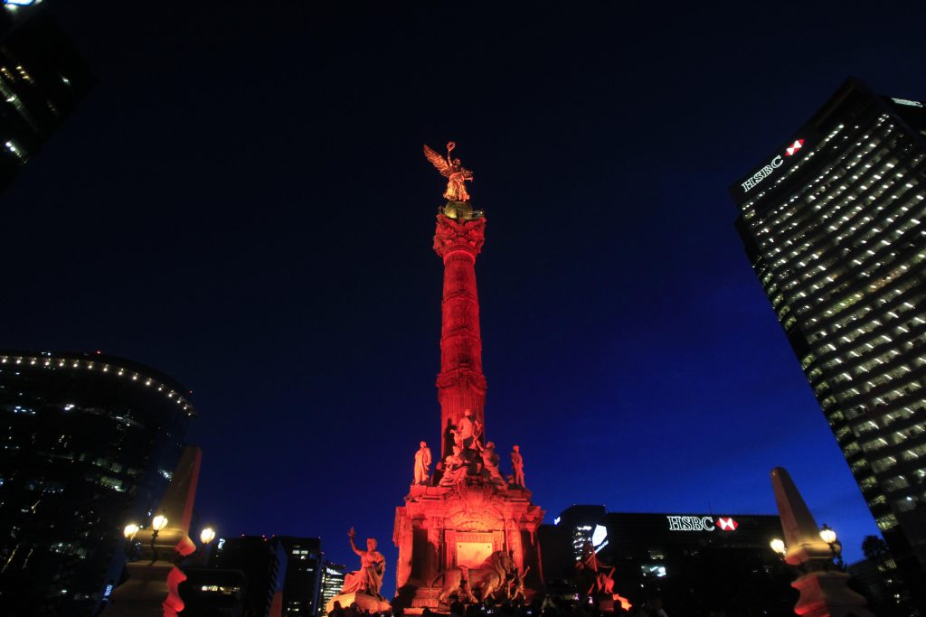 ILUMINAN MONUMENTOS CON COLORES LGBT EN CIUDAD DE MÉXICO thumbnail