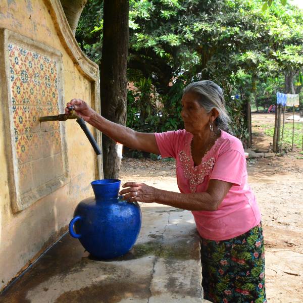 Las mujeres, generalmente, no son enviadas a la escuela, de pequeñas, por realizar los oficios domésticos.