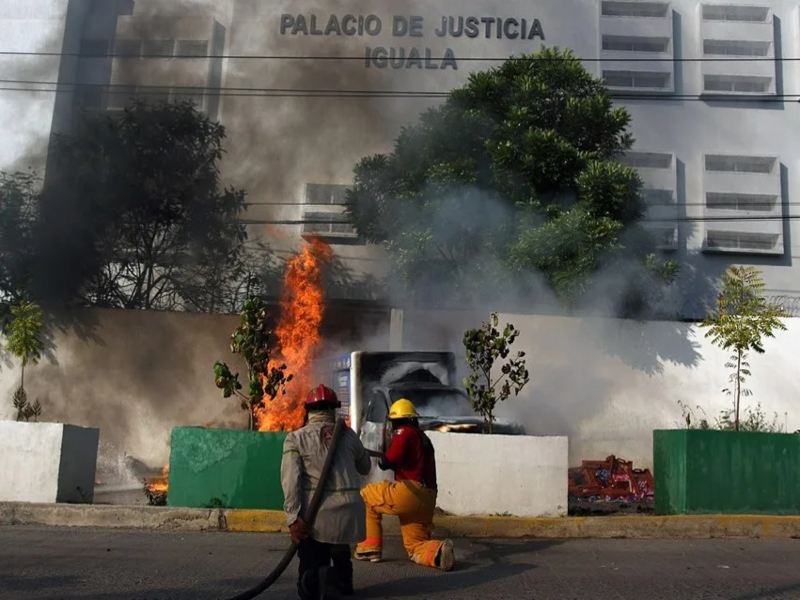 Personas protestan frente a las instalaciones del Palacio de Justicia de Iguala, en Guerrero.