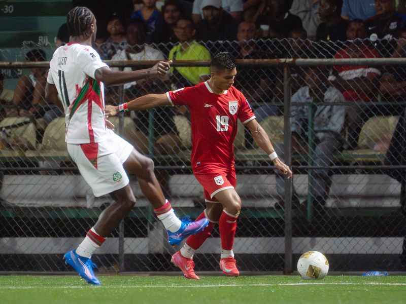 Parte del juego entre Surinam y Panamá, rivales de la Selecta en las eliminatorias mundialistas de la Concacaf. Foto: EDH EFE