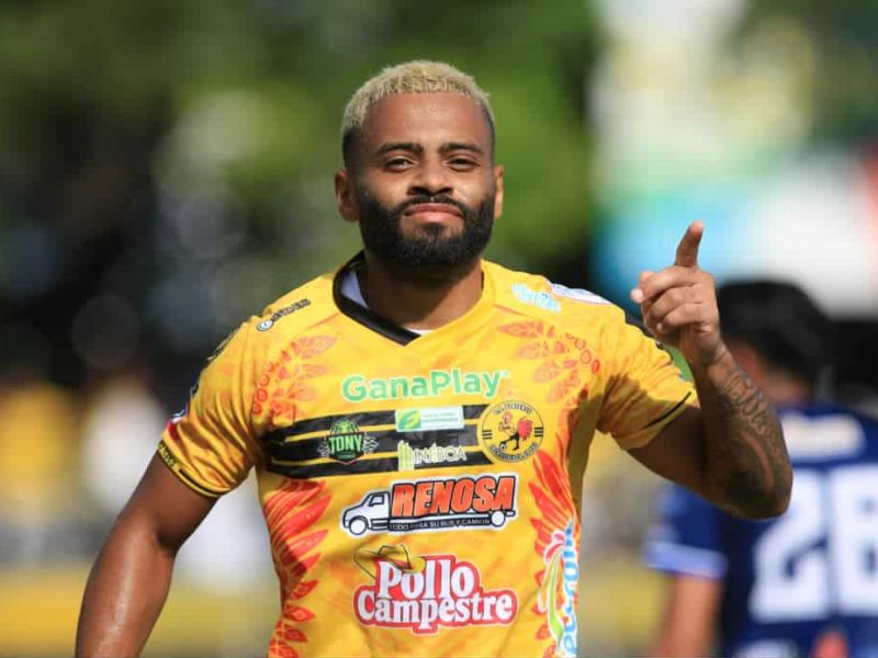 El colombiano Víctor Landazuri festeja su primer gol de Platense a Metapán. Foto: Cortesía Roberto Baires