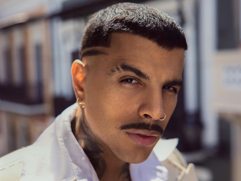 El nuevo proyecto marca la incursión de Rauw en la salsa con temas como "Callejón de los secretos" y "Mirando al cielo". | Foto: Sony Music