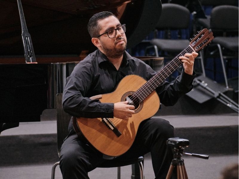 Rodrigo Avilés, guitarrista salvadoreño.