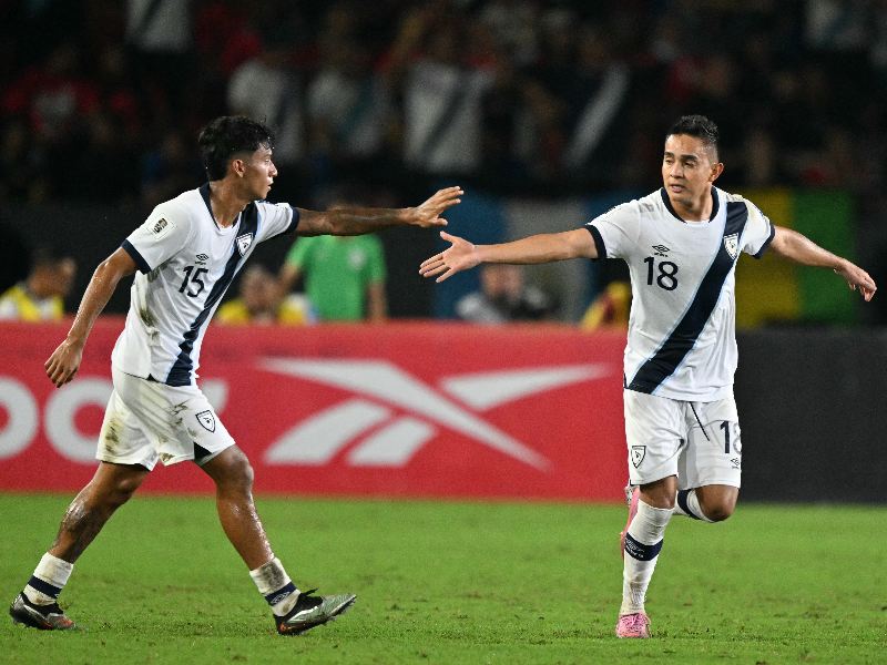 Rudy Muñoz (i.) celebra el gol de Óscar Santis (18) frente a Panamá, en la eliminatoria de Concacaf. Foto EDH/AFP.