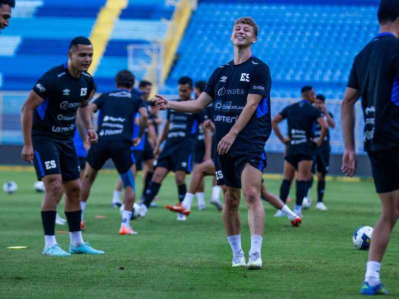 Se divierten. En el entrenamiento, los jugadores de la Azul, Nathan Ordaz (c), Ronald Rodríguez (i.) y Emerson Mauricio, muestran su vibra positiva. Foto: Cortesía Fesfut/LaSelecta