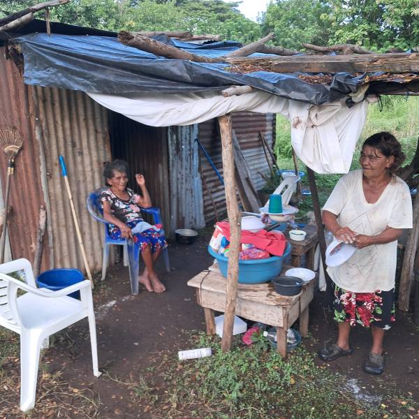 Un ejemplo de la falta de protección es Rosa Emilia Orellana Castillo, quien tiene 65 años. Lejos de estar descansando en su casa y alejada de la preocupación para contar con recursos para comprar sus alimentos, debe trabajar con la “cuma” para ganar algún dinero y llevarle comida a su madre, Lorenza Lobos, de 93 años.