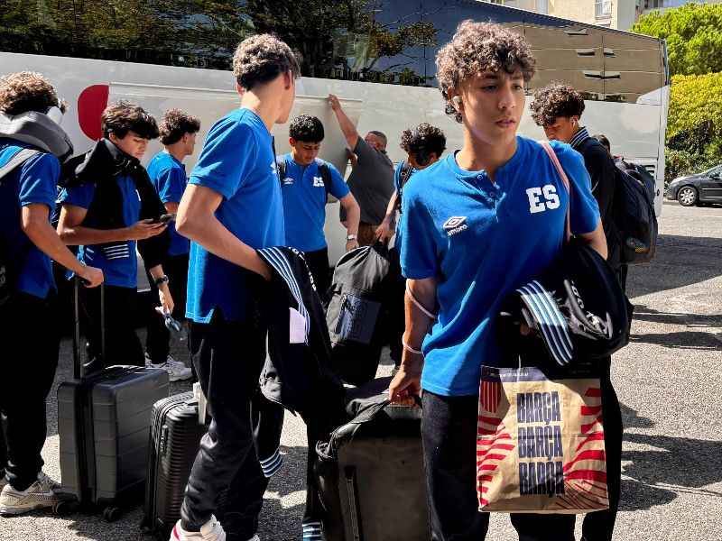 Los juveniles salvadoreños, a la hora de partir de España a Francia, para cerrar sus amistosos. Foto: Cortesía Indes