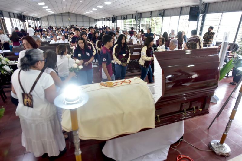 Entre recuerdos y despedidas, José María Tojeira es velado en El Salvador