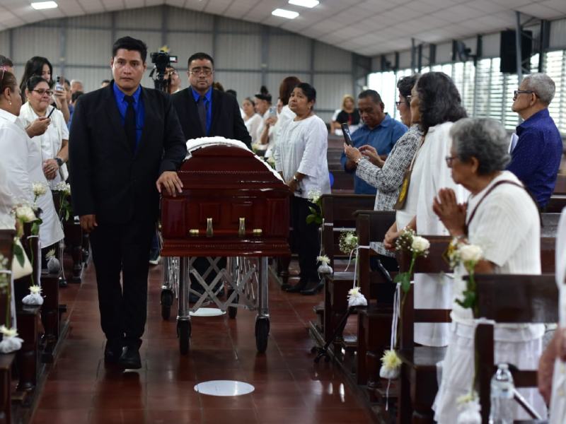 Entre recuerdos y despedidas, José María Tojeira es velado en El Salvador
