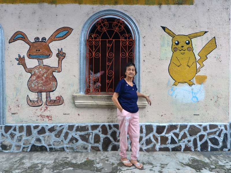 Dora se ha dedicado a la elaboración de piñatas desde hace 50 años en El Barrio San Jacinto.