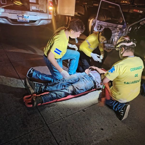 Miembros de Comandos de Salvamento auxiliaron al sujeto en el accidente del lunes pasado.