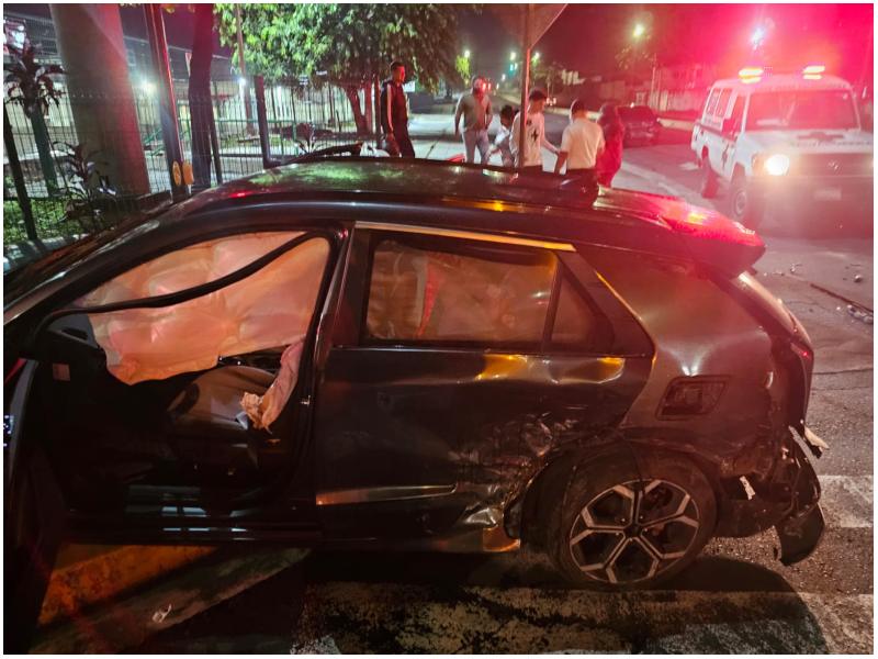 Así quedó uno de los carros involucrados en el accidente de tránsito. Foto / Cortesía