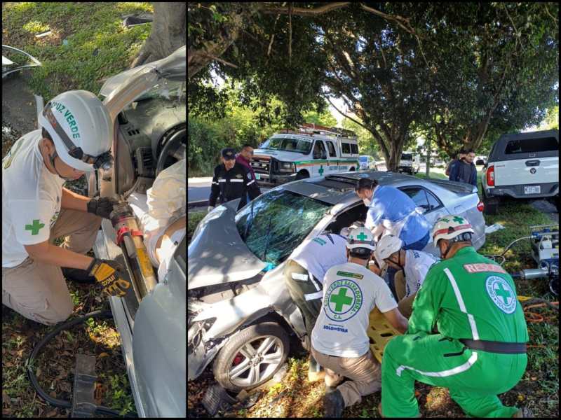Socorristas de Cruz Verde en labores de recuperación del cuerpo de un conductor fallecido tras choque en San Martín. Foto: Cruz Verde Salvadoreña