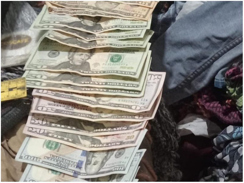Dinero decomisado en el arresto de los presuntos asesinos. Foto / Cortesía PNC