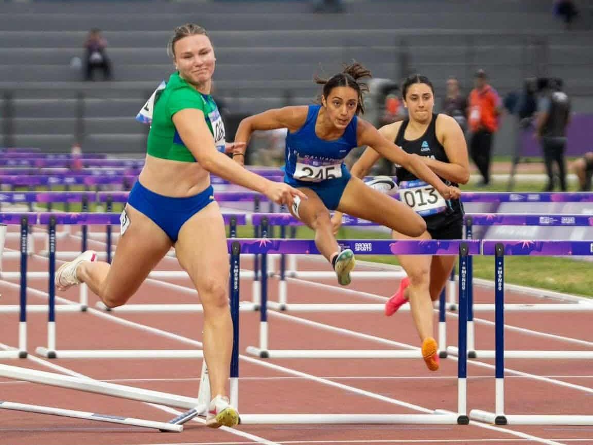 La salvadoreña Isabella González (c) salta una valla, en los Panamericanos Jr. Foto: leivaCortesía Fedeatletismo