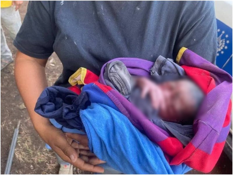 Bebé fue arropado por personas que trabajaban en la zona. Foto / Cortesía
