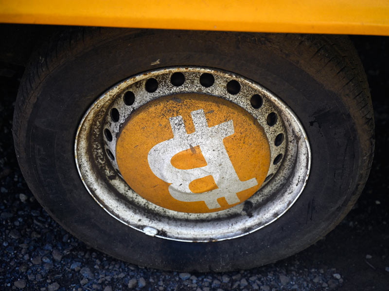Llanta de una combi Volskwagen con el símbolo del Bitcoin en la playa El Zonte de La Libertad, El Salvador. foto EDH / Yessica Hompanera