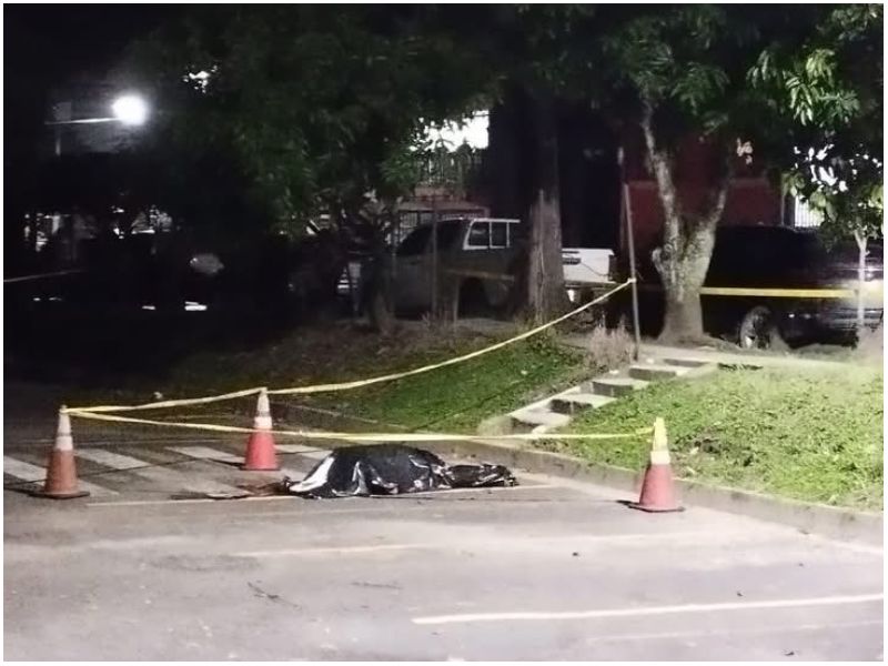 Escena de un hombre muerto en el parqueo del mercadito de Merliot. Foto / Cortesía