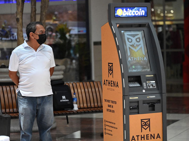 Presentacion de un cajero Bitcoin ATM de la empresa Athena Bitcoin Inc. en un centro comercial de San Salvador en junio de 2021. Foto EDH / AFP