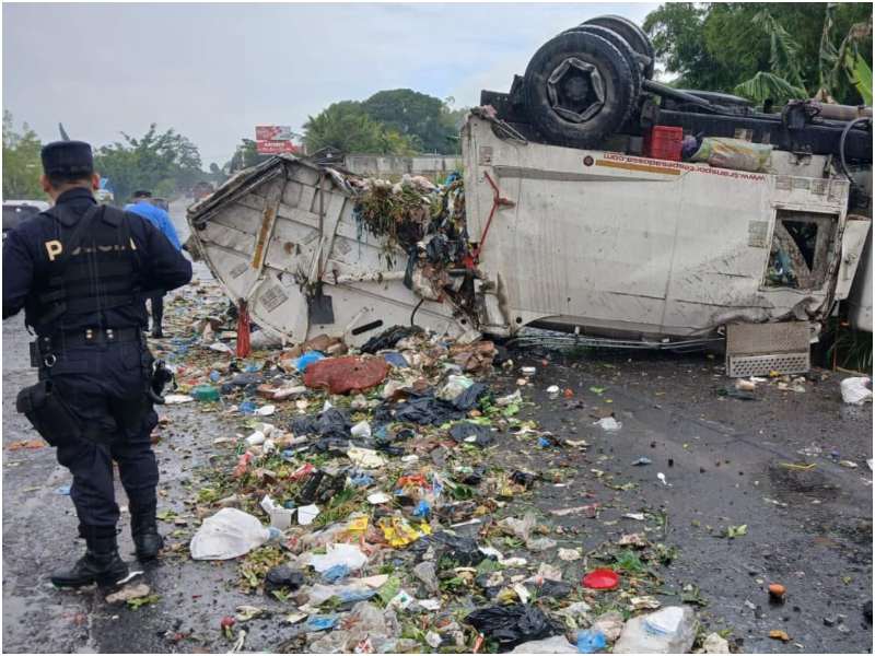 Dos empleados municipales terminaron con múltiples golpes. Foto / Cortesía