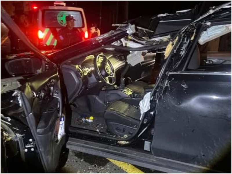 Así quedó de destruido el vehículo de la víctima. Foto / Cortesía