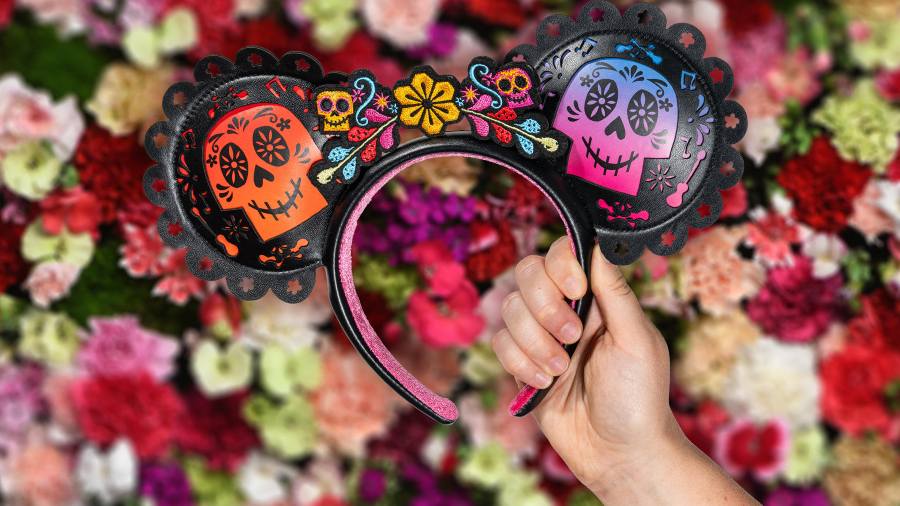 Fotografía cedida por Disney donde se muestra una de las orejas de Mickey decoradas con ornamentos de calaveras mexicanas alusivas a la película animada 'Coco' preparadas con ocasión del Mes de la Herencia Hispana y Latinoamericana en el parque temático Magic Kingdom en Walt Disney World Resort en Lake Buena Vista, Florida (EE.UU.). Foto: EFE