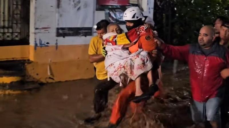 evacuación de adulta mayor