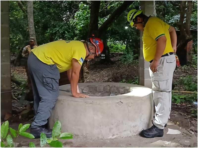 Socorristas planificando cómo van a recuperar el cadáver. Foto / Cortesía Comandos
