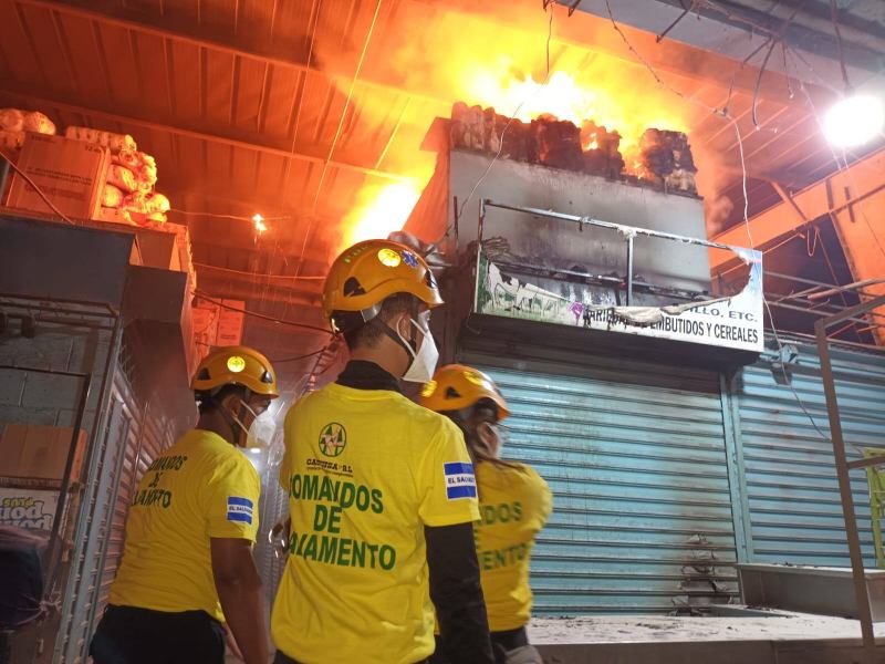 Incendio en al interior del mercado municipal de Apopa. Foto: Comandos de Salvamento