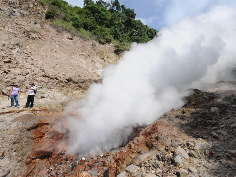 Lugar conocido como Infiernillo en Guadalupe, San Vicente, donde hay varias fumarolas de vapor producto de la actividad geotérmica relacionada al volcán Chinchontepec. |Foto EDH / Archivo
