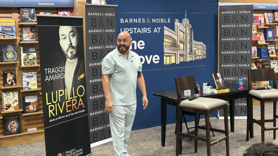 Lupillo Rivera lanza su libro "Tragos amargos". Foto: EFE