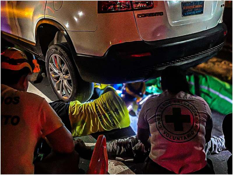 Momento en que la víctima es atendida por los cuerpos de socorro. Foto / Cortesía Comandos