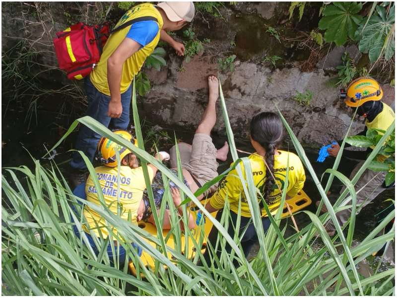 El joven resultó con múltiples golpes tras la caída. Foto / Comandos de Salvamento