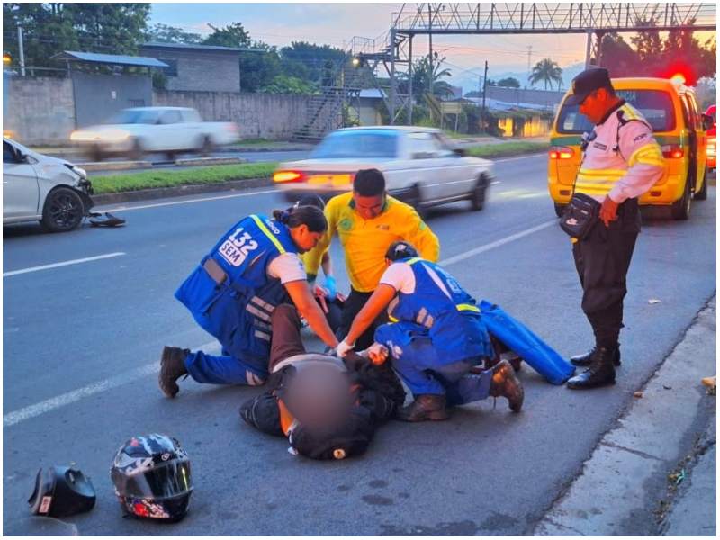 Escena de accidente con motociclista herido en la Panamericana Este. Foto / Cortesía