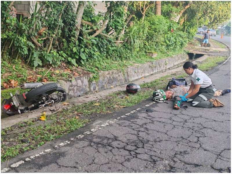 Escena de accidente con un motociclista herido. Foto / Cortesía Cruz Verde