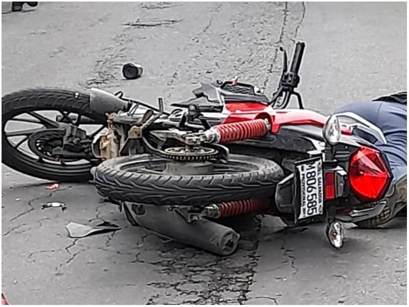 Así quedó la moto en que viajaba la víctima. Foto / Cortesía