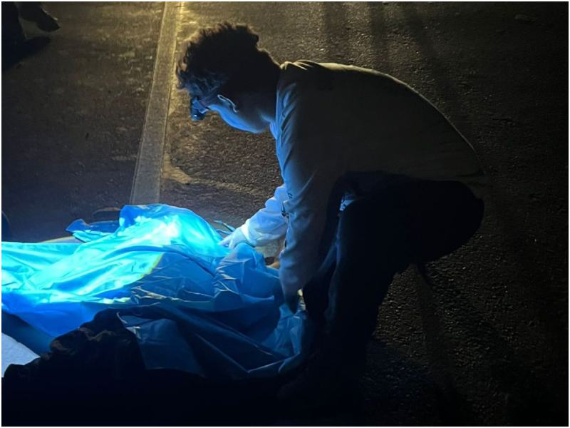 Momento en que un socorrista tapa el cadáver. Foto / Cortesía