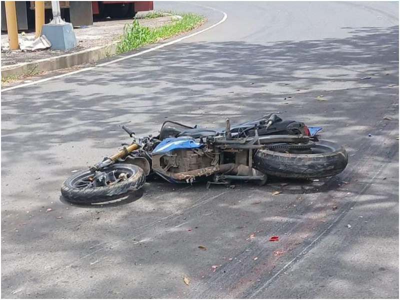 Así quedó la moto en que viajaba la víctima. Foto / Cortesía