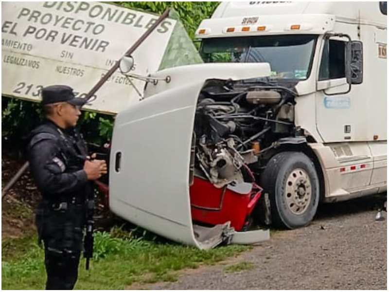 Así quedó el carro tras el impacto frontal con la rastra. Foto / Cortesía PNC