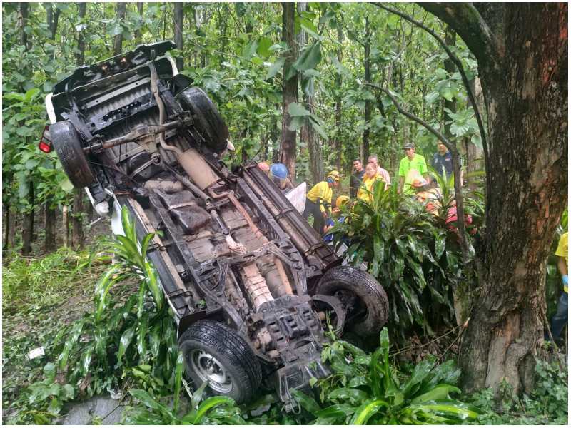 Así quedó el vehículo en que se conducían las víctimas. Foto / Comandos de Salvamento