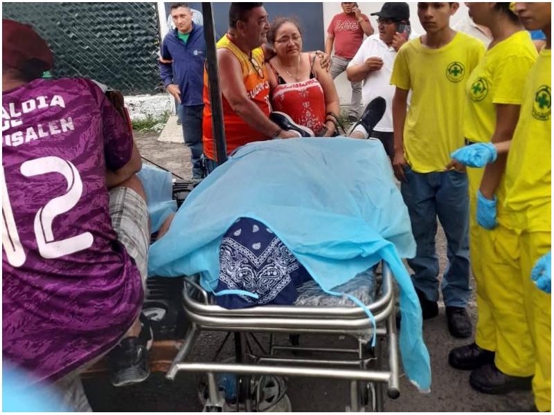 Uno de los muertos quedó en la camilla. Foto / Cortesía Comandos