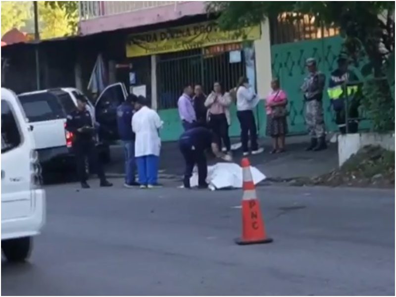 Momento en que Medicina Legal retira el cuerpo de la víctima. Foto / Cortesía